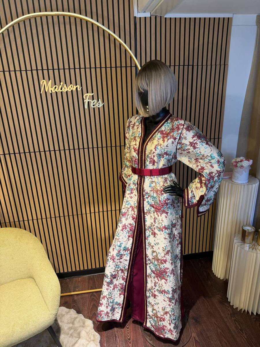 Takchita met bloemenprint en bordeauxrode bies te huren bij Maison Fes Breda