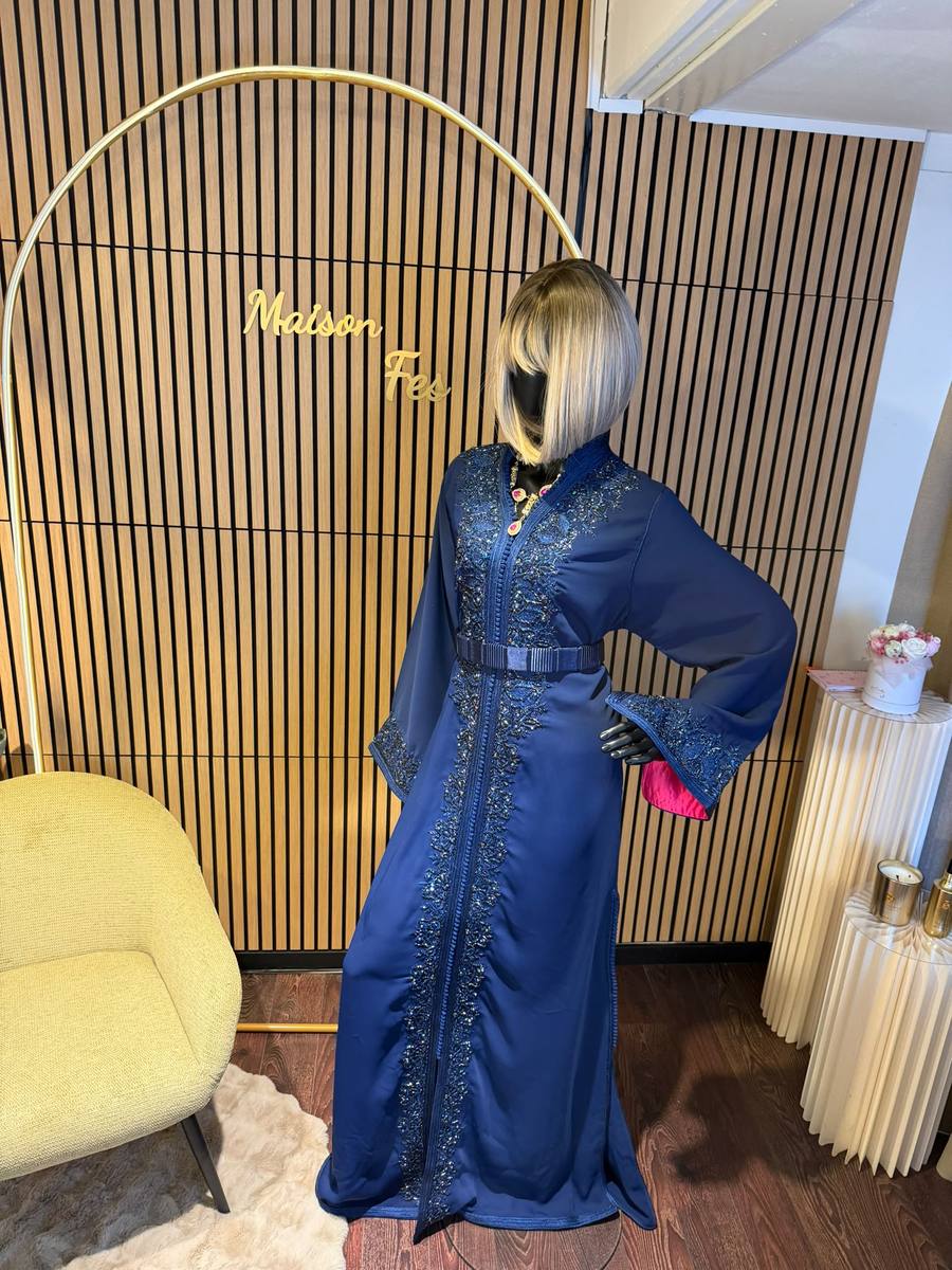 Marineblauwe kaftan met kralenborduursel en ceintuur te huren bij Maison Fes Breda